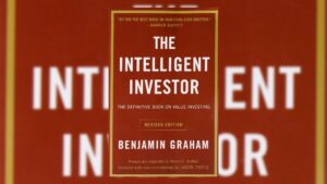 7 Books Warren Buffett Says is a Must Read (for beginners)