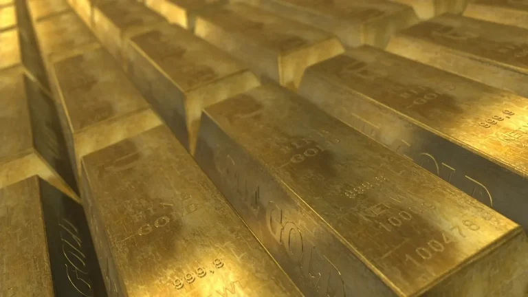 Gold Prices Slip Amid US-UK Trade Deal and Stable Dollar: What Should Investors Do Now?