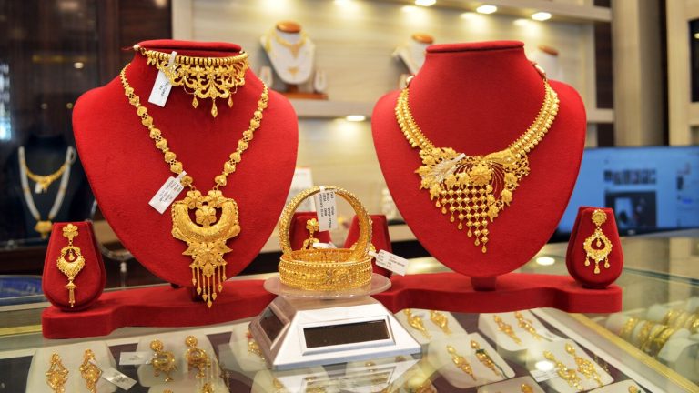 Gold Prices Today: 24-Carat and 22-Carat Rates Slip Across Major Cities; MCX Gold and Silver See Mild Decline