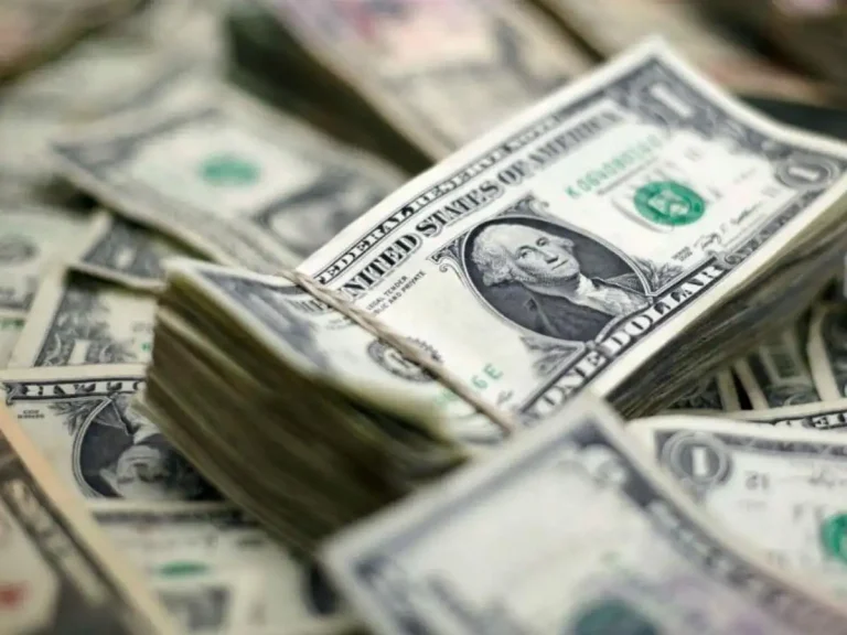 Dollar Index at Crucial 100 Level as Fed Divides and Key Data Trigger Volatility