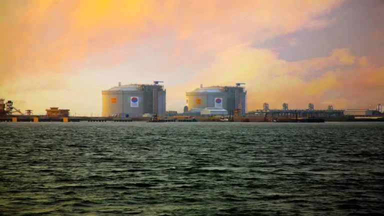 Petronet LNG Shares Rise After 15-Year Ethane Handling Deal with ONGC