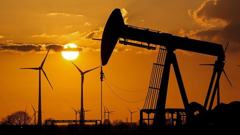 Oil Prices Slip 1% on US–Iran Tensions, Yet Clock Strongest Monthly Gains in Years