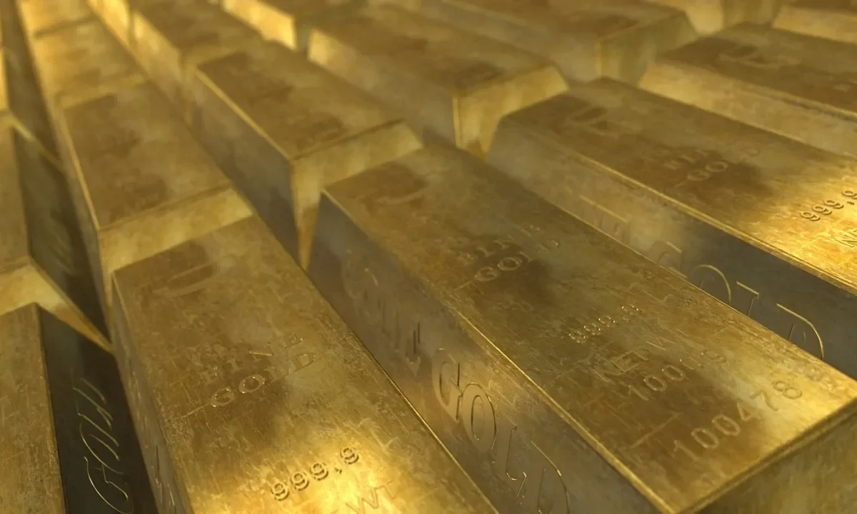 Gold Prices Slip Amid US-UK Trade Deal and Stable Dollar: What Should Investors Do Now?