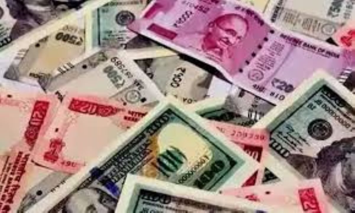 Rising Dollar, Weakening Rupee: Key Signals for Indian Investors