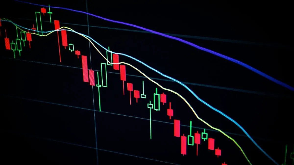 Bank Nifty Ends Flat After Volatile Week; Pinbar at 20EMA Signals Crucial Support Holding Strong