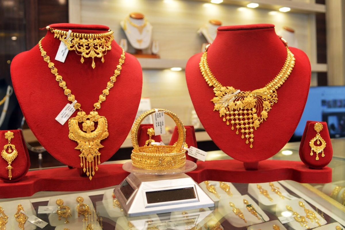 Gold Rate Today: MCX Gold Price Slips Toward ₹1.21 Lakh as Dollar Strengthens