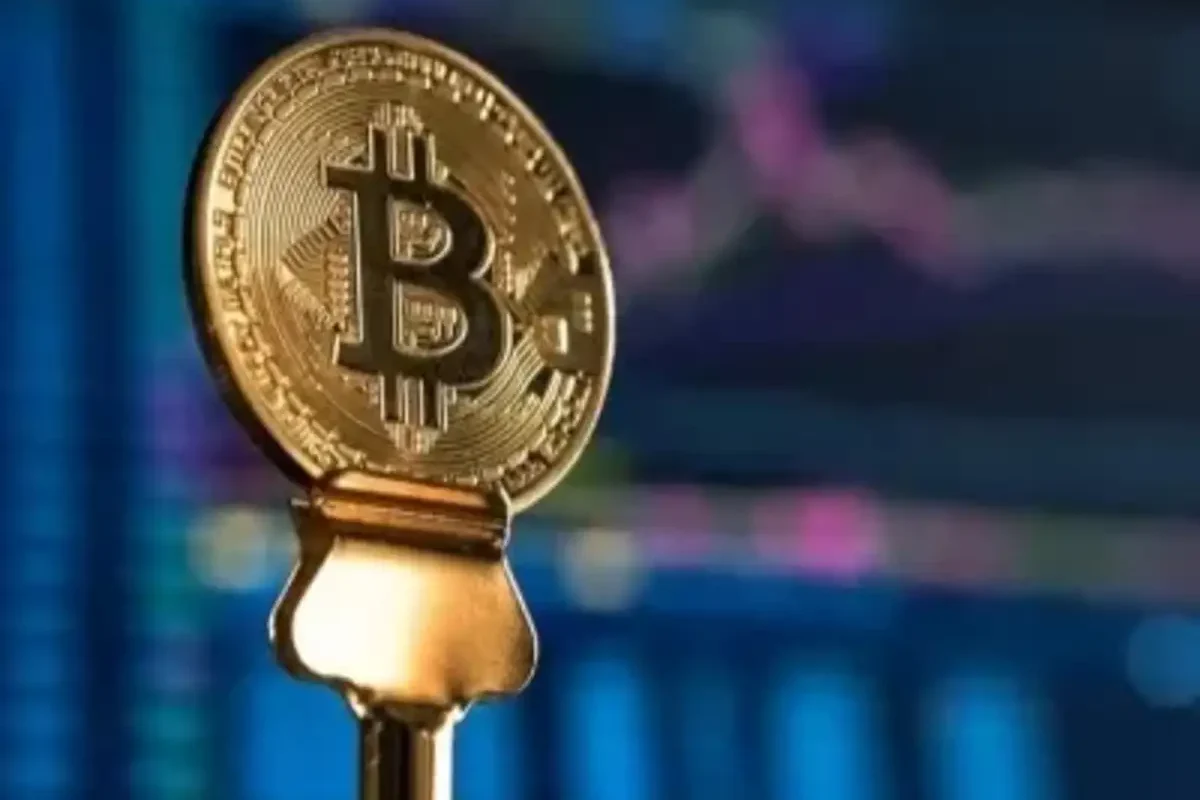 Bitcoin Price Today: Crypto Market Slips as Bitcoin Falls Below 0,000, Ethereum & Solana Drop