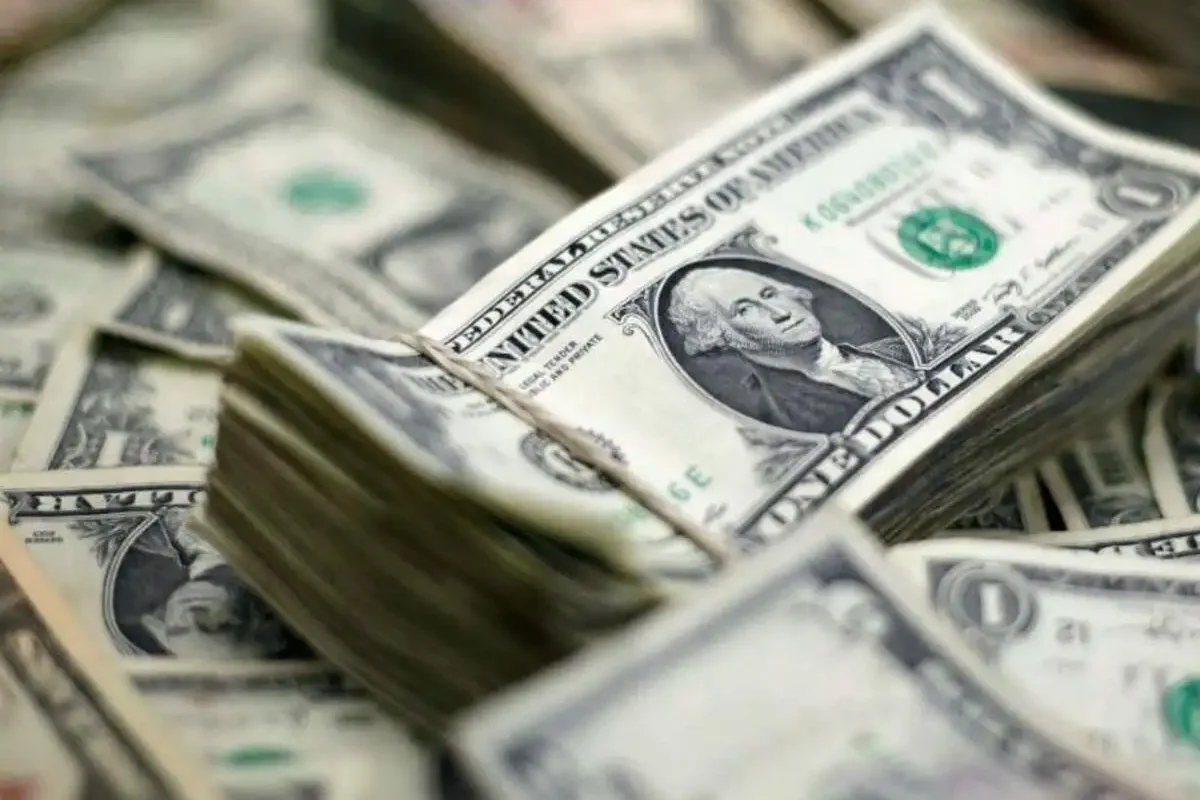 Dollar Index at Crucial 100 Level as Fed Divides and Key Data Trigger Volatility