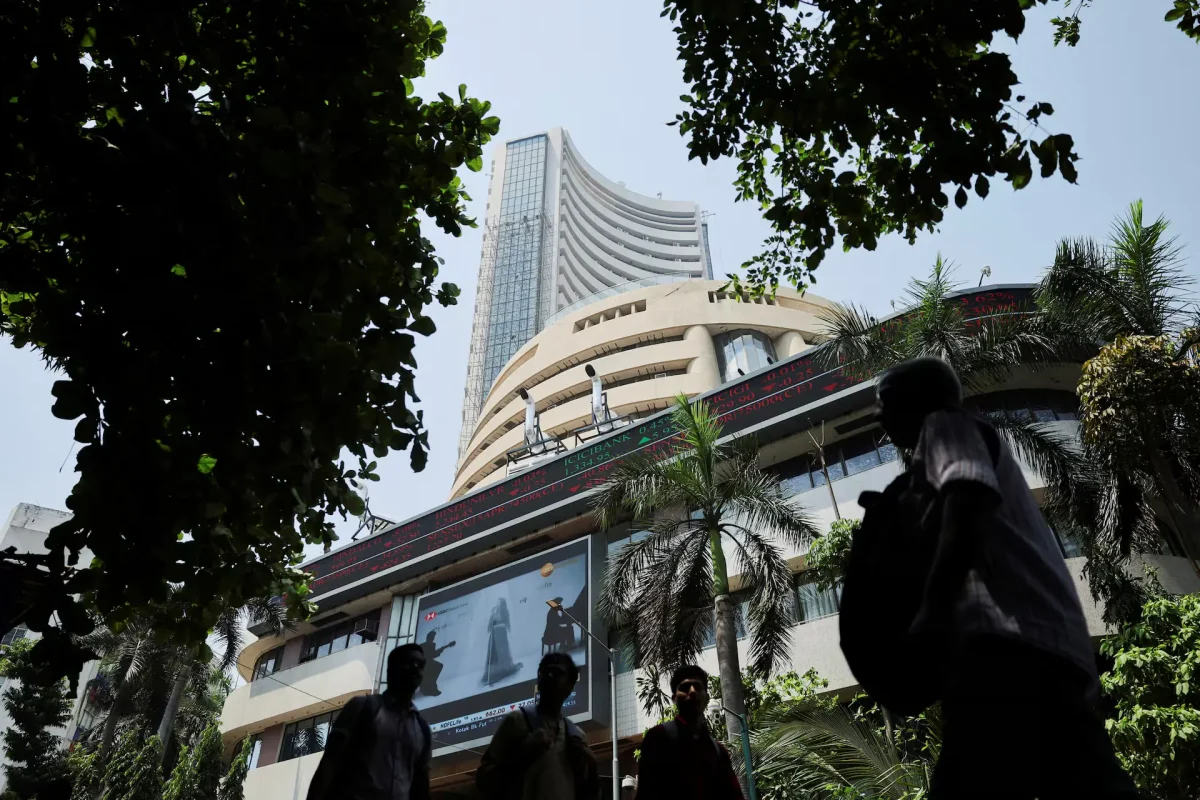 India Equity Benchmarks Slip as Foreign Outflows Rise and U.S.-India Trade Deal Remains Uncertain